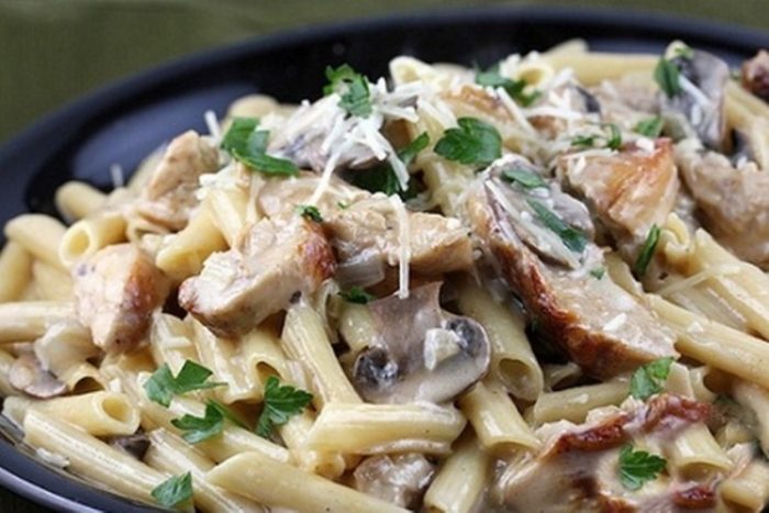 makarony-s-gribami-i-kurinym-file
