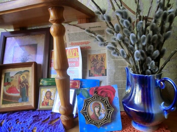 mesto-osvyashennoi-verbi-v-krasnom-ugolke-okolo-ikon