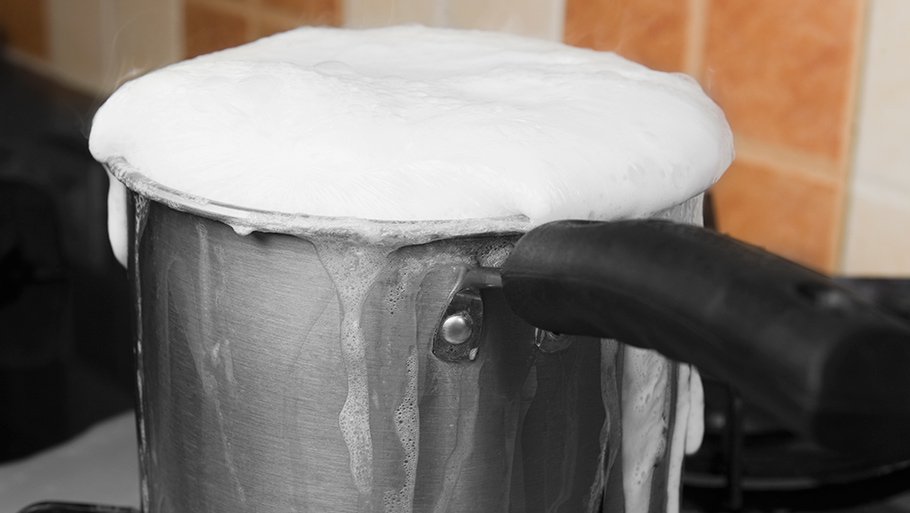 otmyt-kastrjulju-ot-prigorevshego-moloka