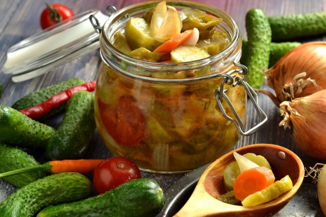 ÐÐ¾ÑÐµÐ¹ÑÐºÐ¸Ð¹ ÑÐ°Ð»Ð°Ñ Ñ Ð¾Ð³ÑÑÑÐ°Ð¼Ð¸ Ð¸ Ð¿Ð¾Ð¼Ð¸Ð´Ð¾ÑÐ°Ð¼Ð¸ Ð½Ð° Ð·Ð¸Ð¼Ñ