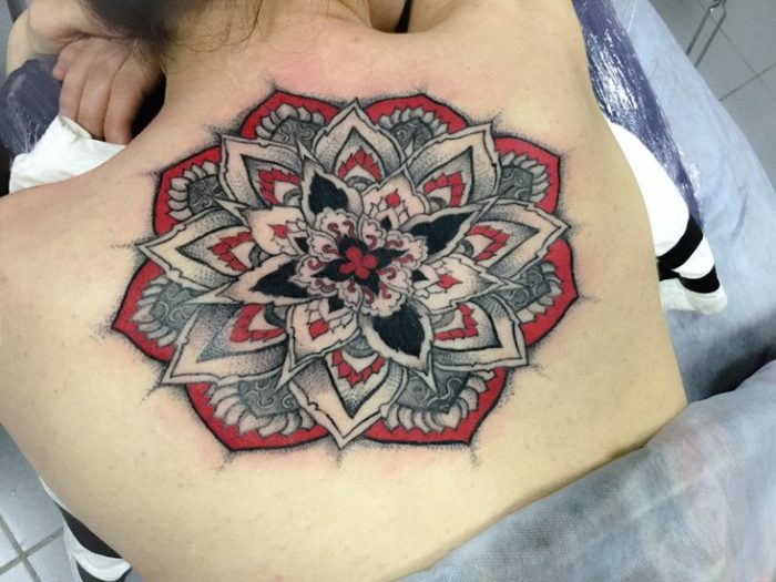 sero-krasnaya-mandala-na-spine