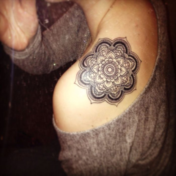 tatuha_na_pleche_u_devushki_mandala