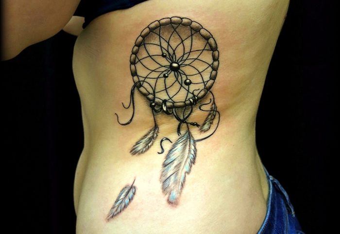 zhenskaya-tatu-lovec-snov-na-boku
