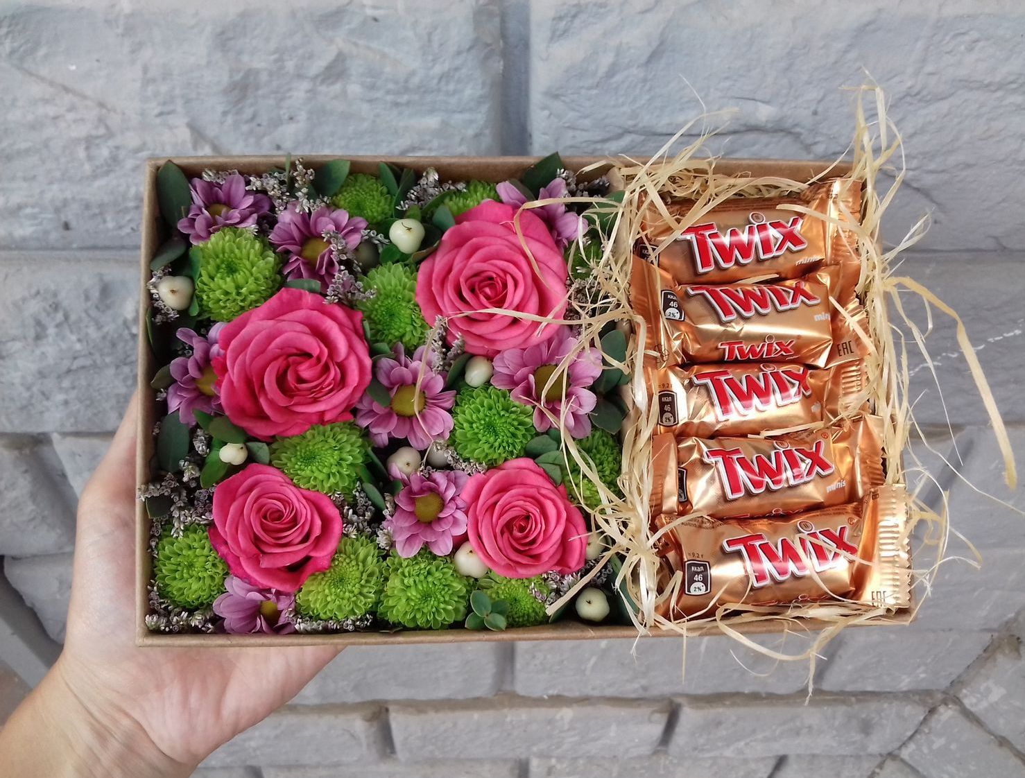 6065ec55c2ffadffabb482448d9a-tsvety-i-floristika-korobochka-iz-zhivyh-tsvetov-i-konfet