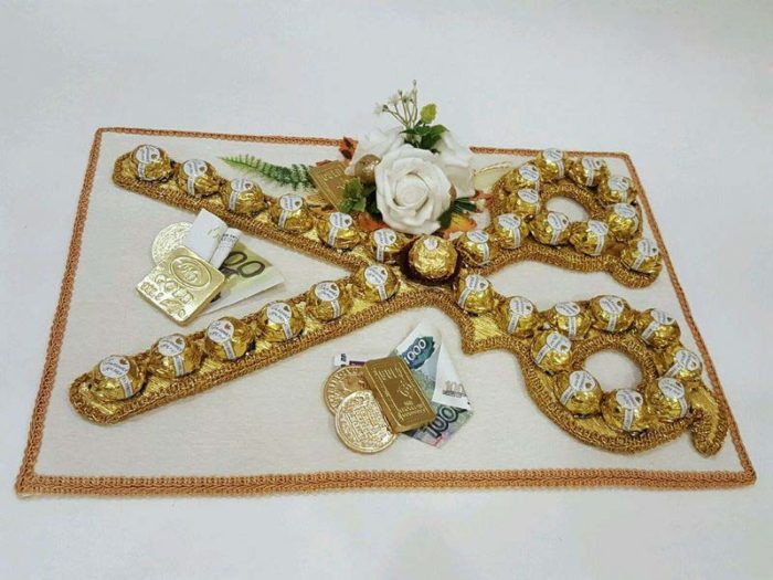 99ea25f0a862a1d7e3eeead8ccuw-tsvety-i-floristika-nozhnitsy-iz-konfet-tsiryulnik-stilistu-p