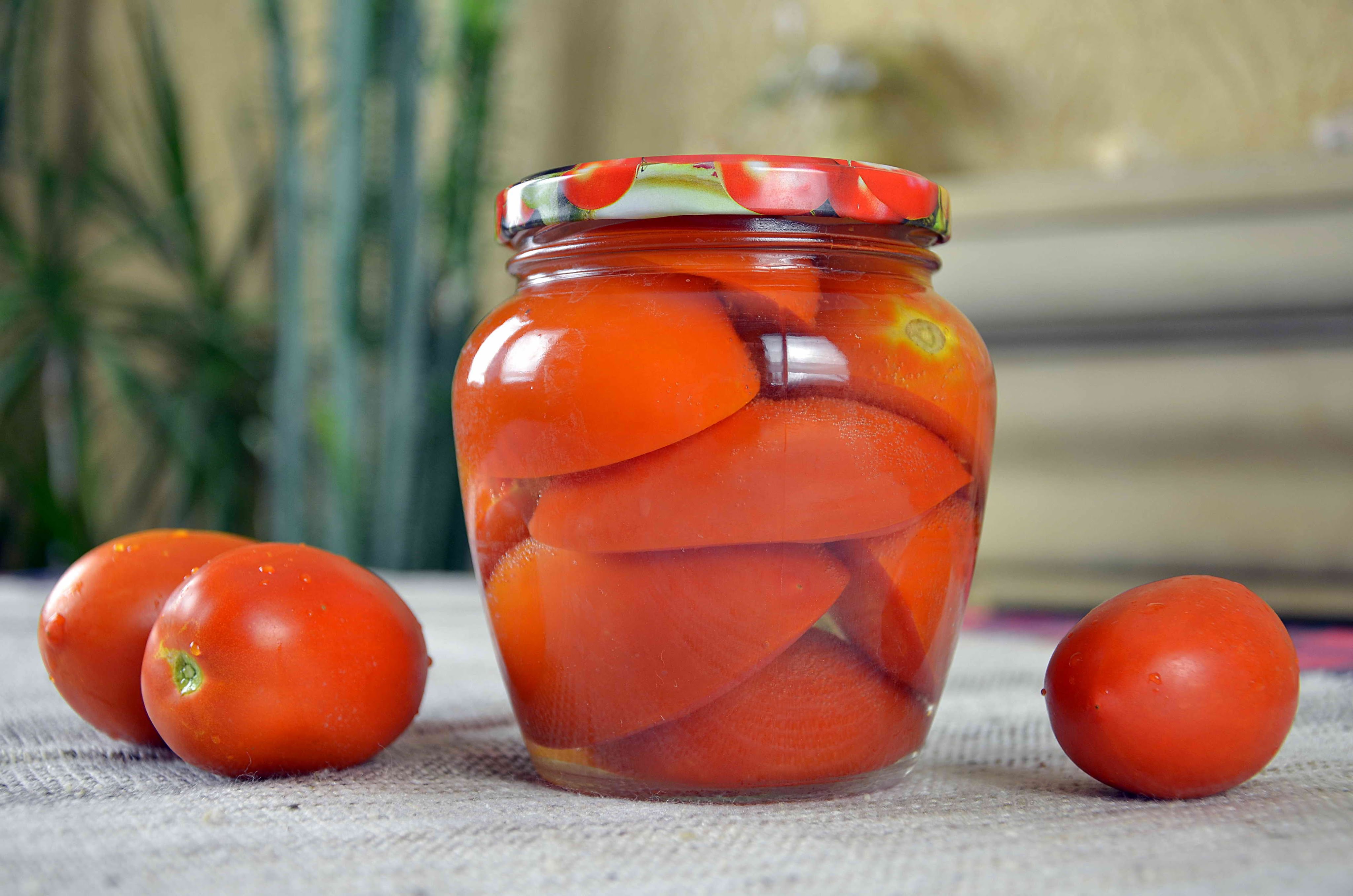 Закатка помидор на зиму рецепты. Pomidori marinad. Маринов помидоры дольками. Консервированные помидоры. Помидоры в банке на зиму.