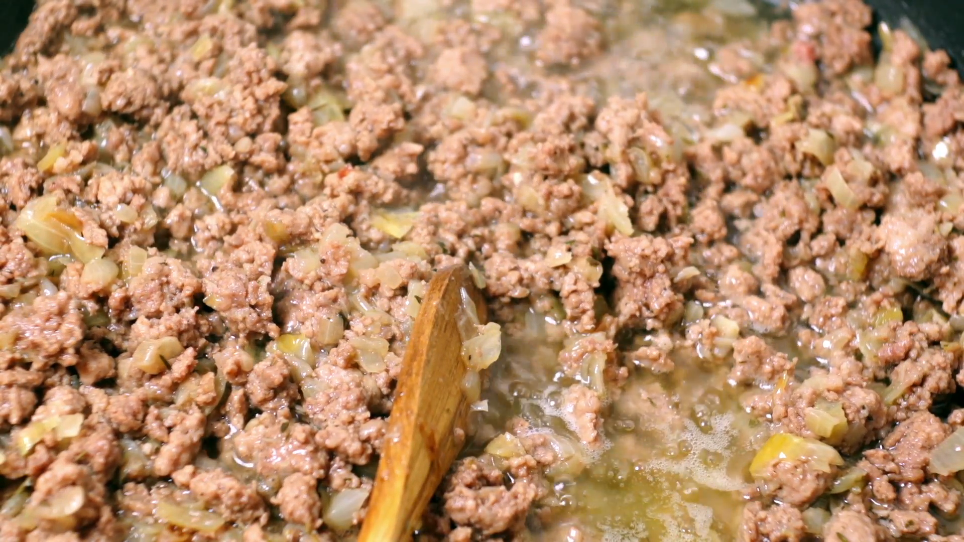 preparing-minced-meat-gravy-sauce-on-a-teflon-pan_hwlaozn_b__f0000