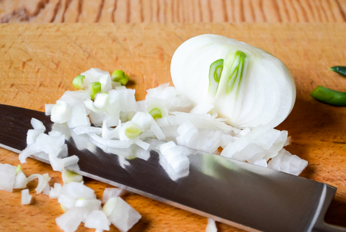 recept-vinegreta-shag-4-dobavte-porezannyj-luk-700x470