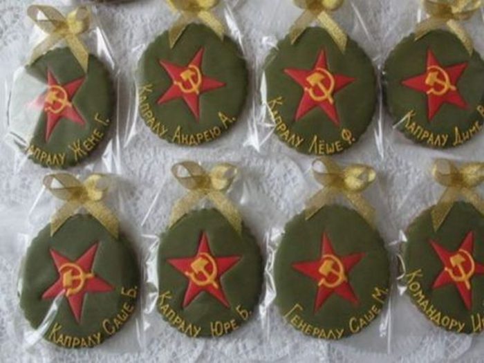 shutochnye-medali-dlya-kolleg-po-rabote-480x327