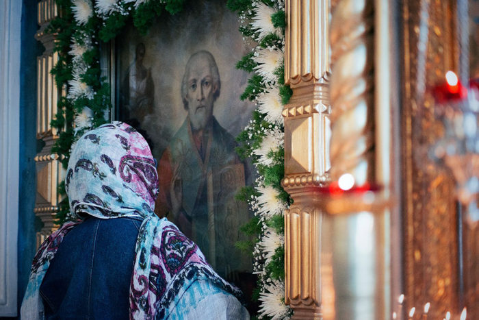 zhenshchina-u-ikony-nikolaya-chudotvorca