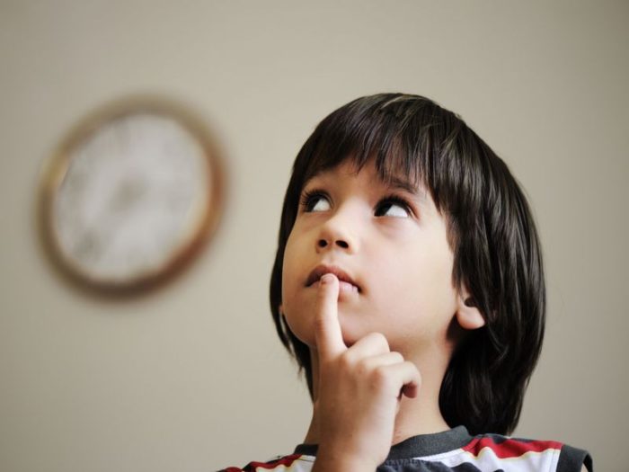 1_malchik-dumaet-kotoryiy-chas