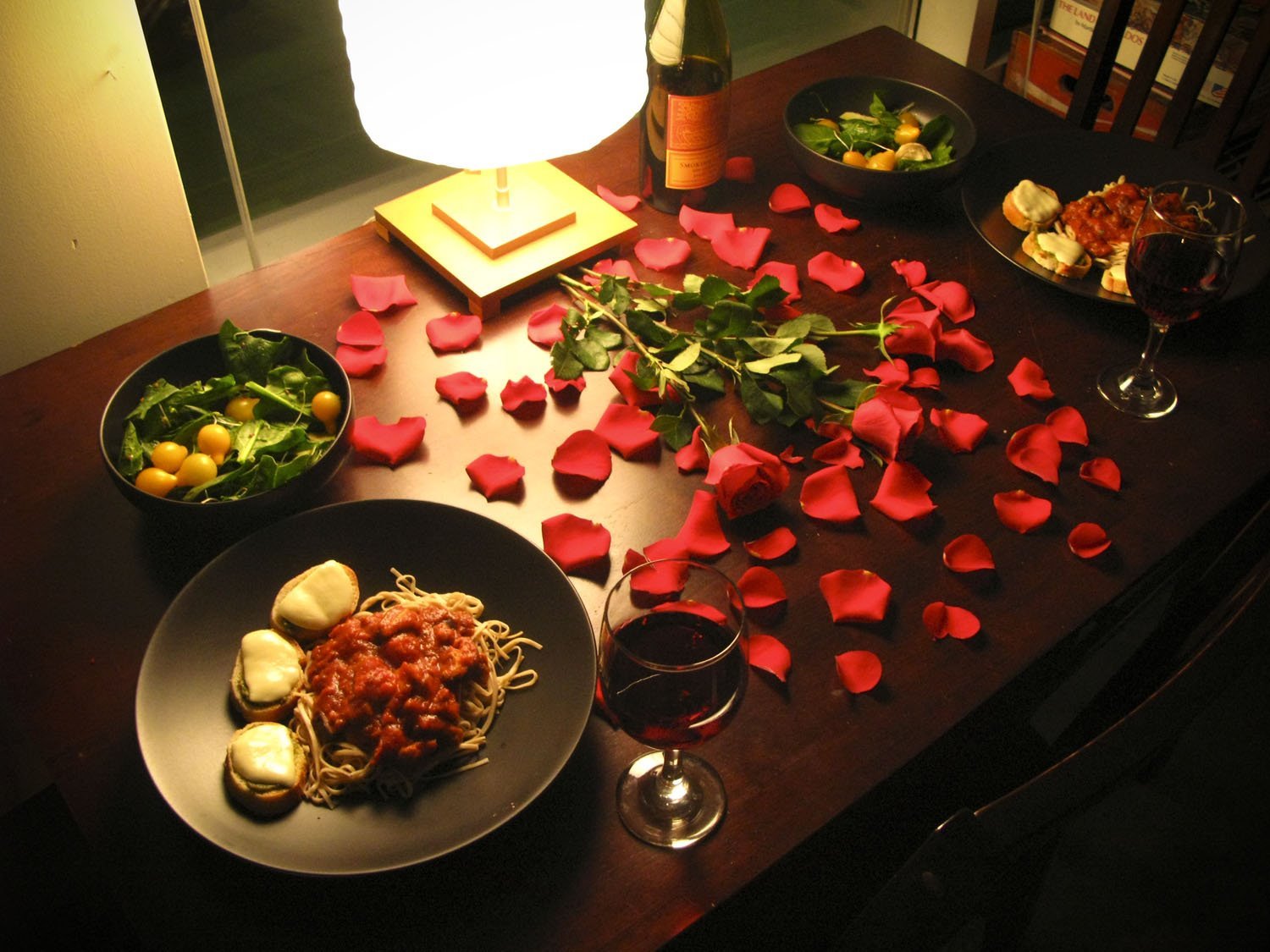 Приятное мужу видео. Красивый романтический стол. Стол для романтического ужина. Красивый ужин для любимого. Идеи для романтического ужина.