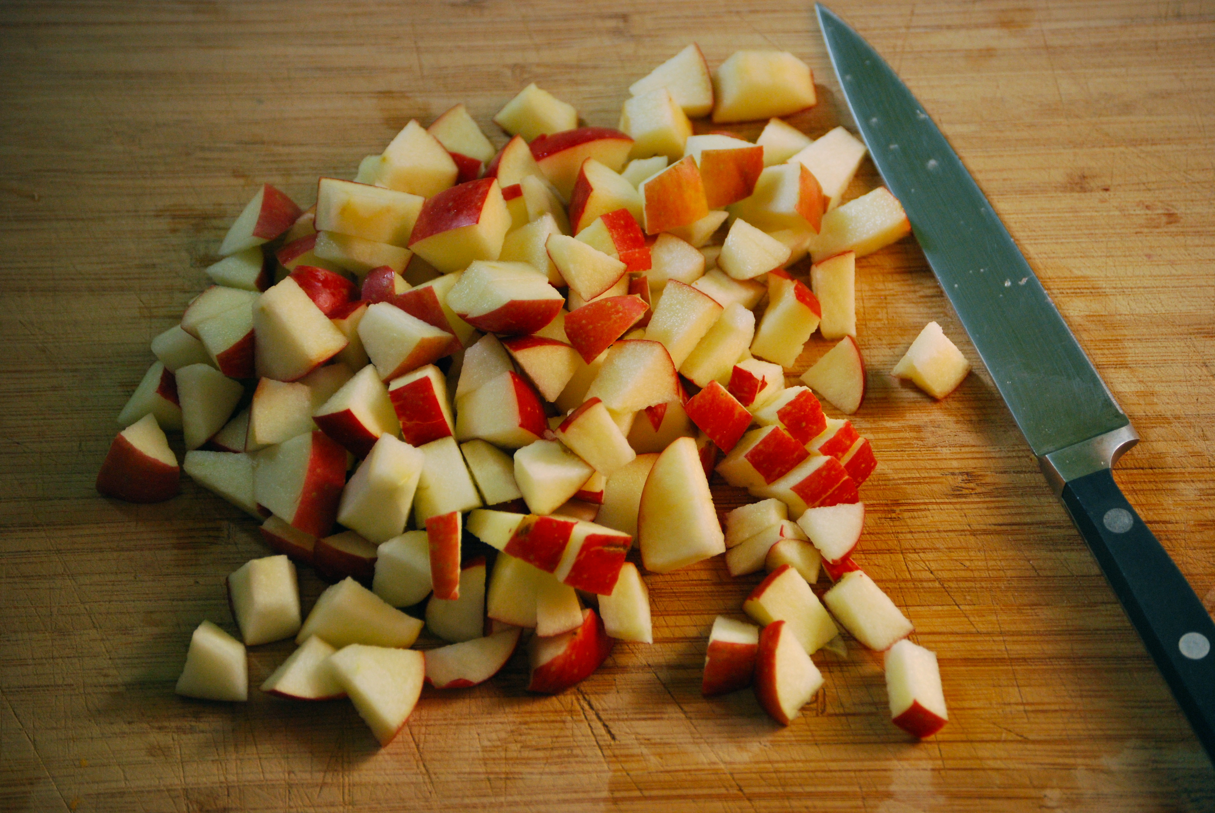 Нарезать квадратиками. Нарезанные яблоки. Яблоки нарезанные ломтиками. Яблоки нарезанные кубиками. Яблоко порезанное кубиками.