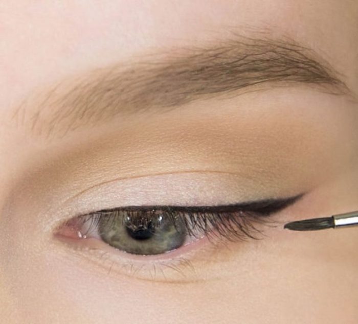 kak-pravilno-risovat-strelki-na-glazah-12-768x695