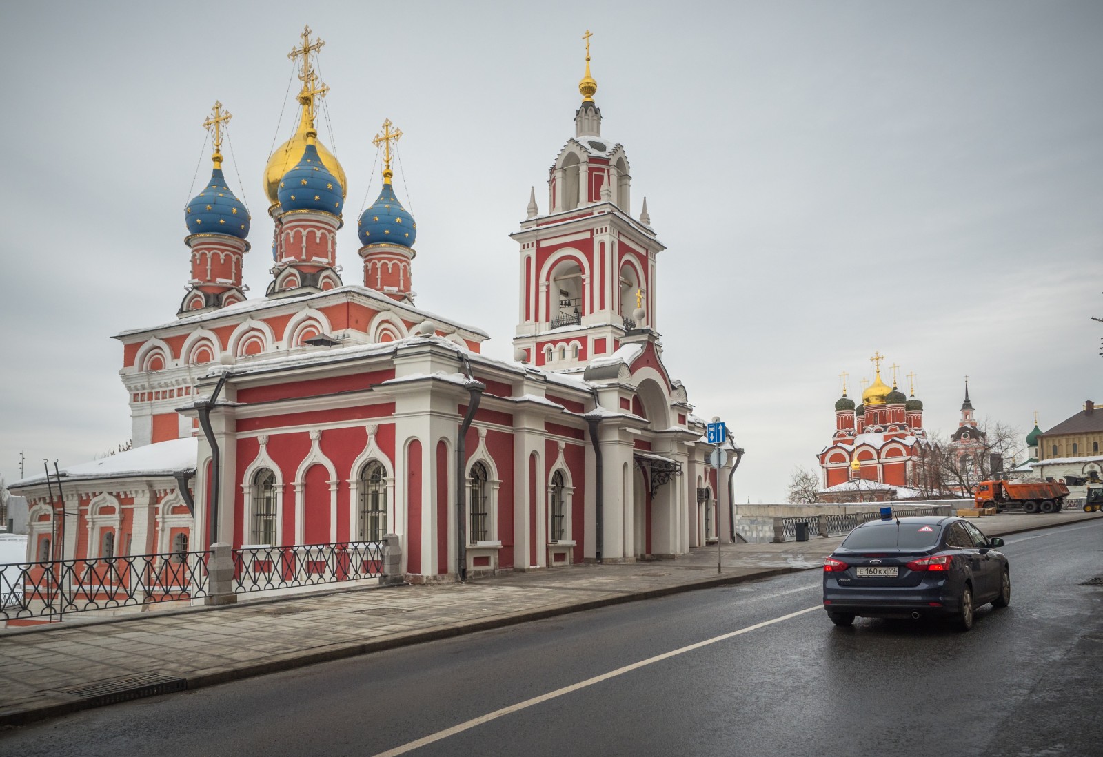 Ул варварка церкви. Варварка 6 Москва. Варварка улица Москва. Храм на Варварке в Москве подземный храм. Георгиевская Церковь Зарядье.