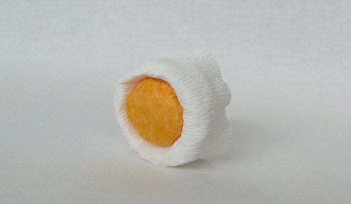 romashka-iz-gofrirovannoj-bumagi-02