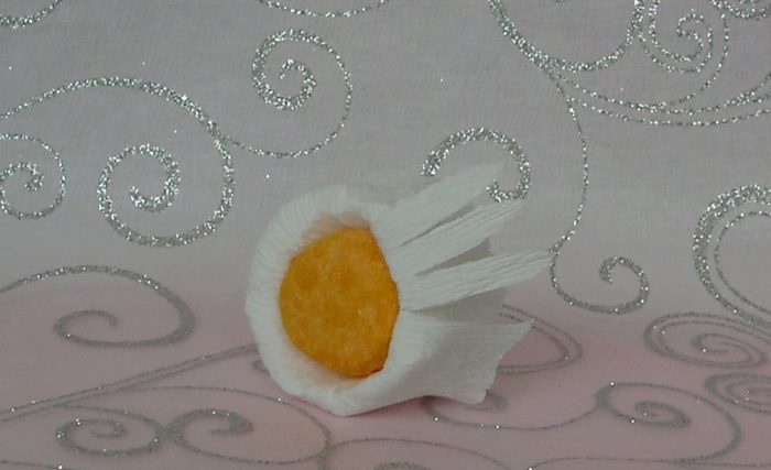 romashka-iz-gofrirovannoj-bumagi-03