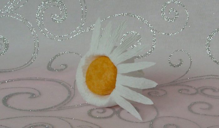 romashka-iz-gofrirovannoj-bumagi-04