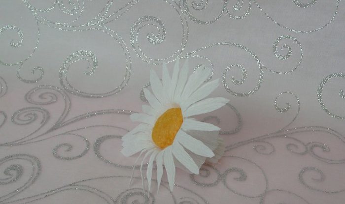 romashka-iz-gofrirovannoj-bumagi-05