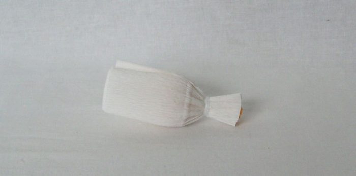 romashka-iz-gofrirovannoj-bumagi