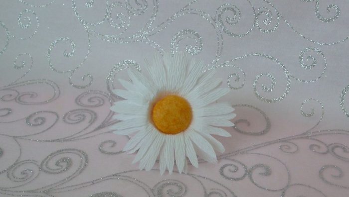 romashka-iz-gofrirovannoj-bumagi-8