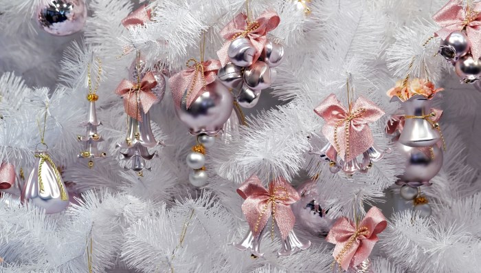 serebristye_igrushki