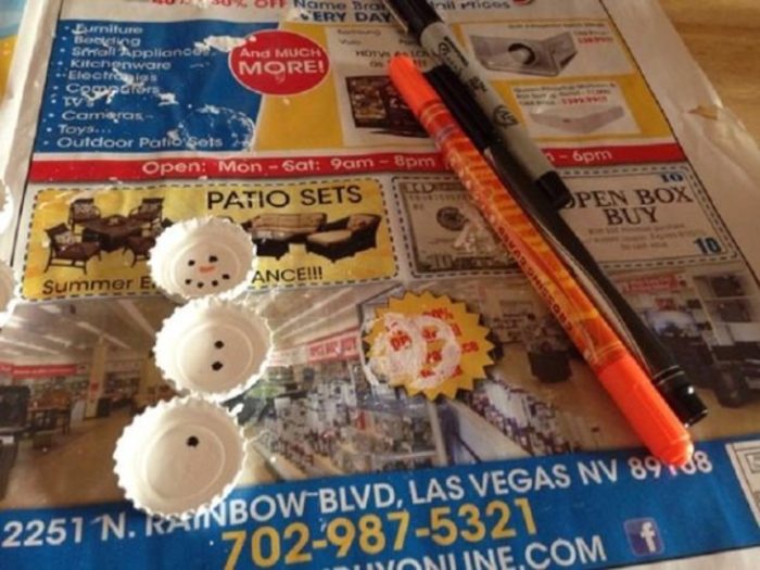 1502722808_novogodnie-podelki-2018-svoimi-rukami-snegovik-iz-kryshek-2