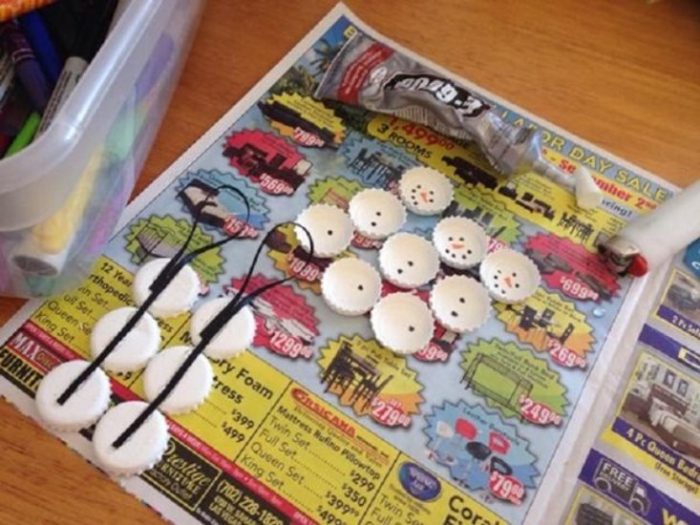 1502722841_novogodnie-podelki-2018-svoimi-rukami-snegovik-iz-kryshek-3