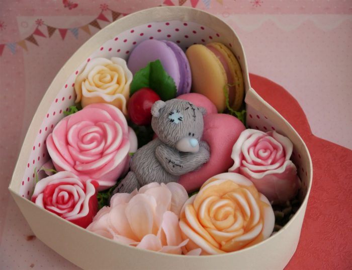 457c47863355fb6af9d4ed7ee7kr-kosmetika-ruchnoj-raboty-podarochnyj-nabor-myla-dlya-zhenschi