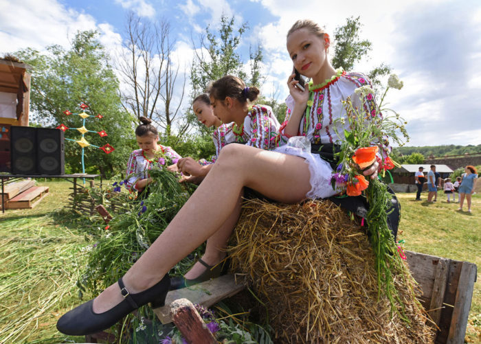 Сценарий дня села интересный театрализованный