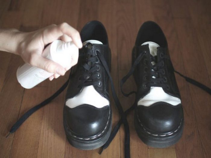 kak-rastyanut-obuv-s-pomoshhyu-spetsialnogo-aerozolya