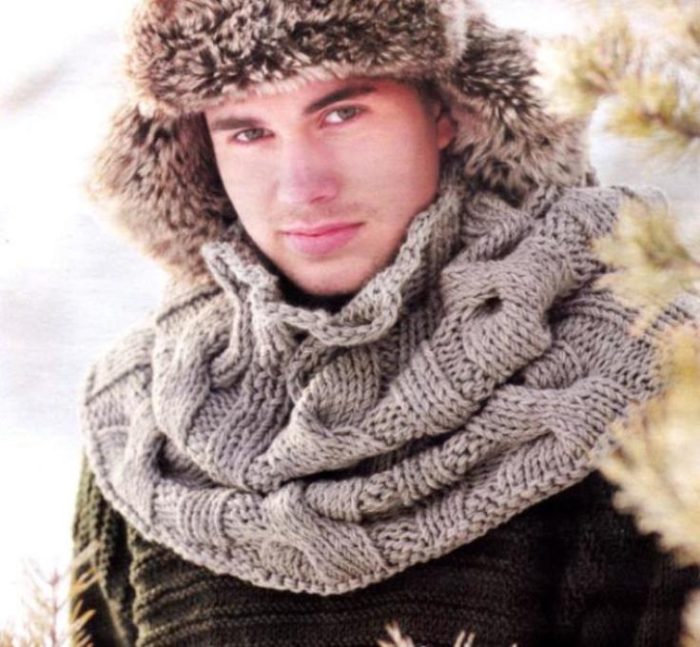 muzhskoi-vyazanii-sharf-snud-spicami-s-uzorom-iz-kos
