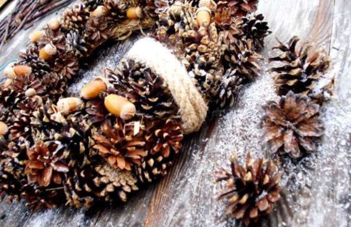 podelka-venok-iz-shishek