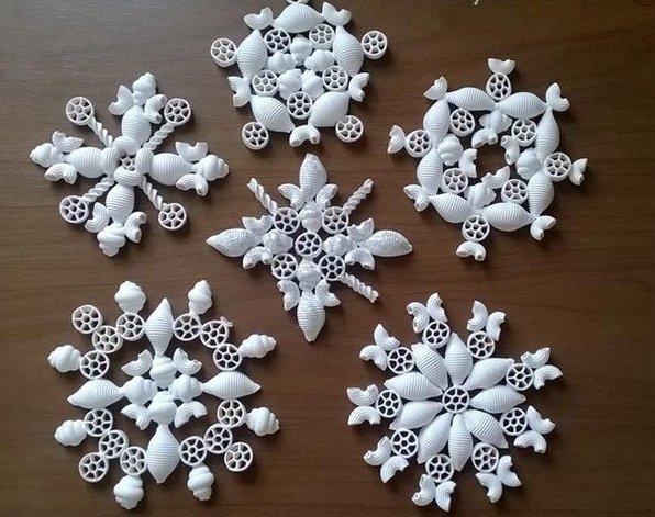 snezhinki_iz_makaron_6