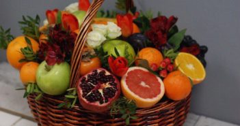 sposoby-oformleniya-fruktovyh-korzin