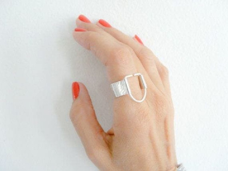 Кольцо для указательного пальца женщины