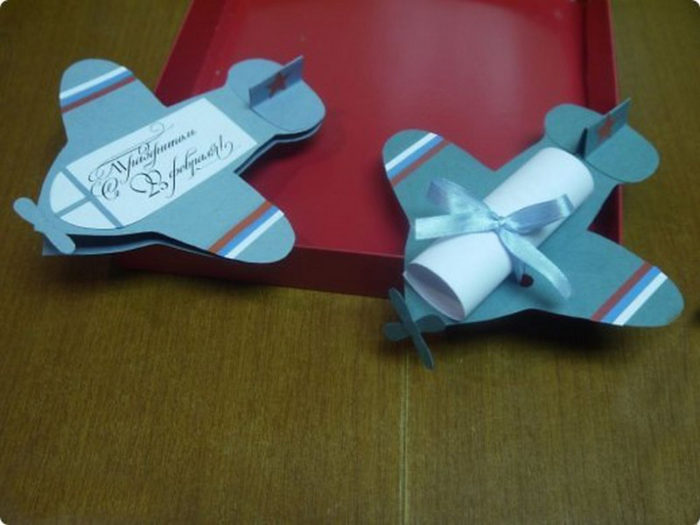 Подарок на 23 из бумаги. Подарки для пап. Поделка самолет на 23 февраля. Подарок самолет на 23 февраля в детском саду. Подарки папам на 23 февраля.