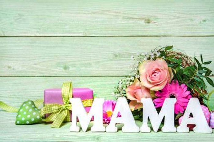 50966102-bunch-of-roses-with-a-gift-box-and-word-mama-on-wooden-background