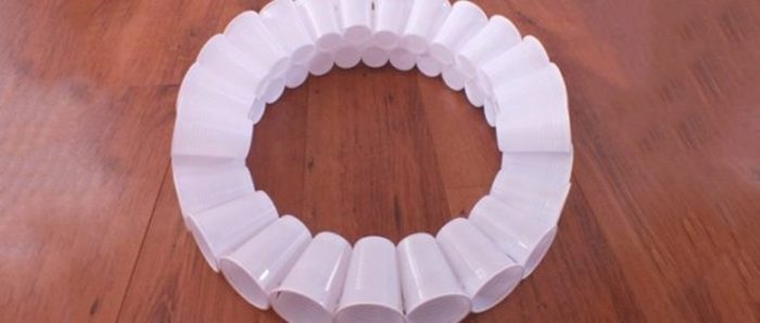 9471321-2vyilojite-stakanchiki-po-krugu-dnom-vovnutr-620x264