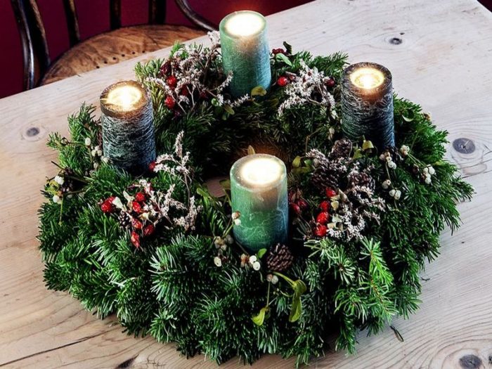 advent-wreath-on-wooden-table