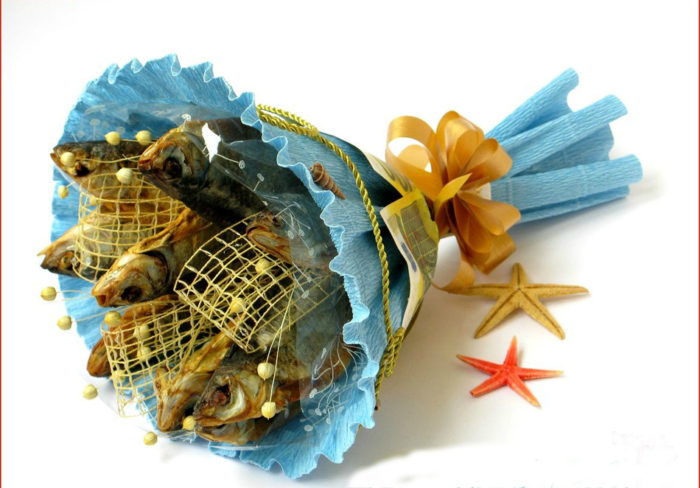 b3f-buket-iz-sushenoi-ribi-quotmorskoi-brizquot-1-700x488