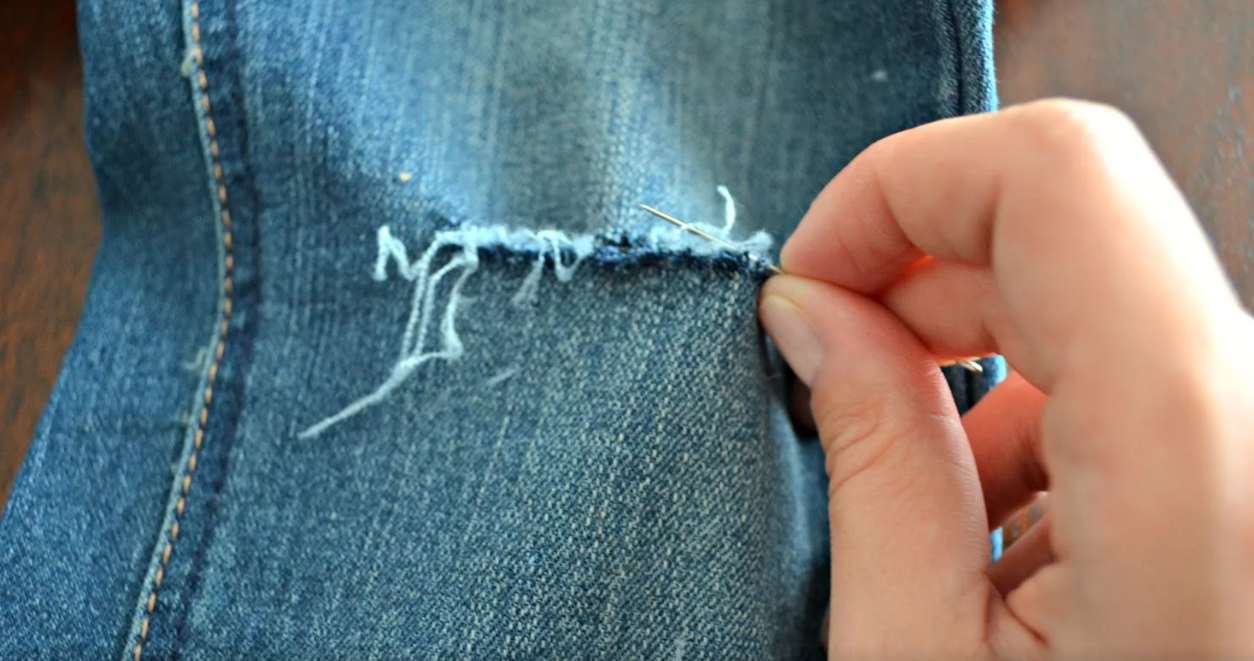 Как зашить красиво дырку на брюках