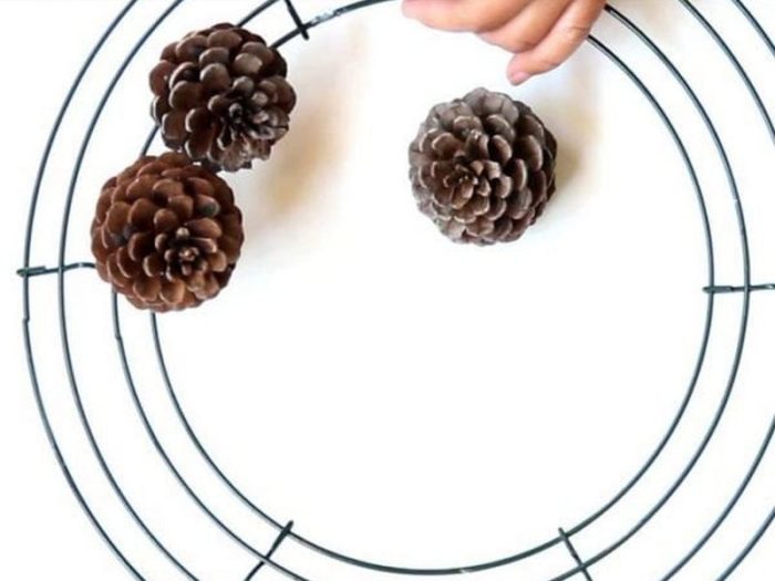 diy-pinecone-wreath-apieceofrainbowblog-17-600x475