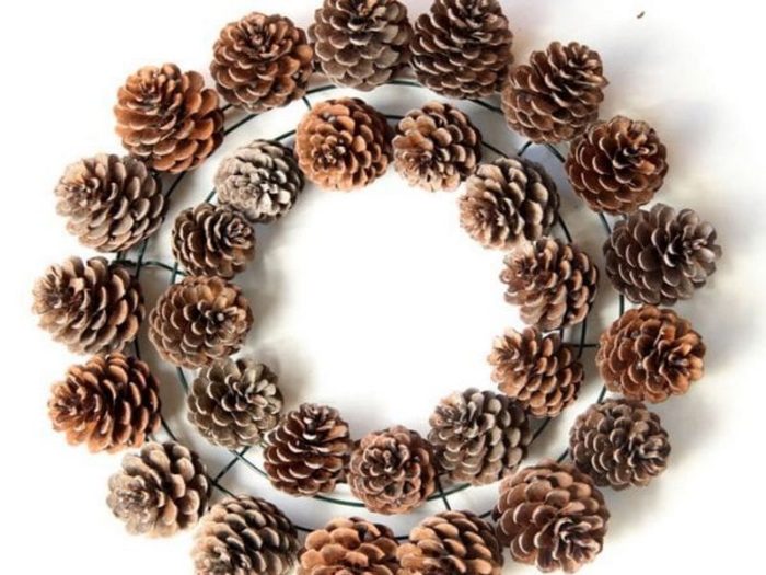 diy-pinecone-wreath-apieceofrainbowblog-7-600x512
