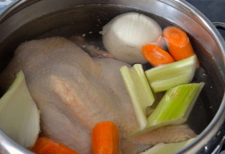 Можно варить замороженную курицу. Сварить курицу в кастрюле целиком. Варка куриной грудки в кастрюле. Бульон из курицы целикомвврка. Замороженная курица в мультиварке.