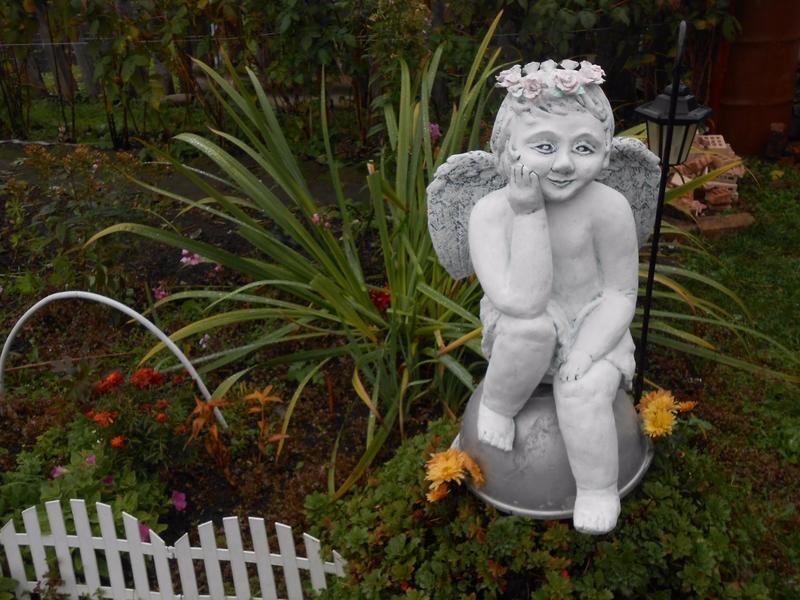 Ð¡Ð°Ð´Ð¾Ð²Ð°Ñ ÑÐ¸Ð³ÑÑÐ° Ð°Ð½Ð³ÐµÐ» ÑÐ²Ð¾Ð¸Ð¼Ð¸ ÑÑÐºÐ°Ð¼Ð¸.