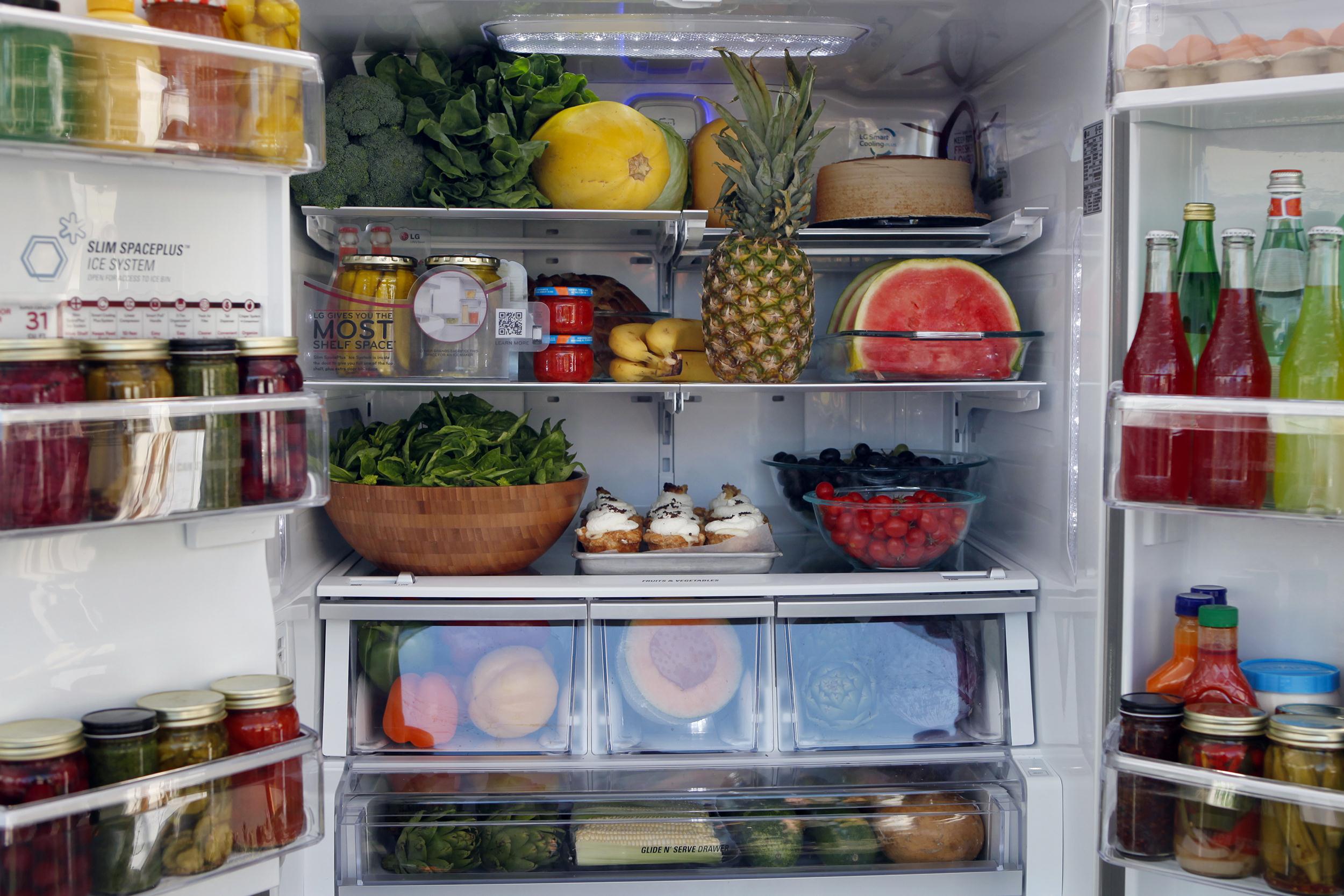 Питание холодильника. Холодильник с продуктами. Проддуктыв холодильнике. Полный холодильник. Холодильник с едой.