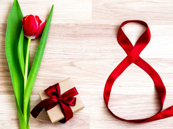 holidays_march_8_tulips_red_gifts_bowknot_515577_1365x1024