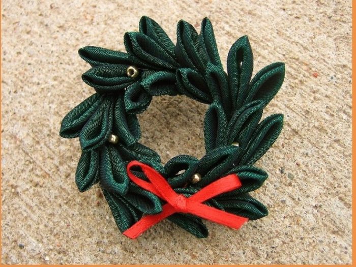 kanzashi-rozhdestvenskiy-venok