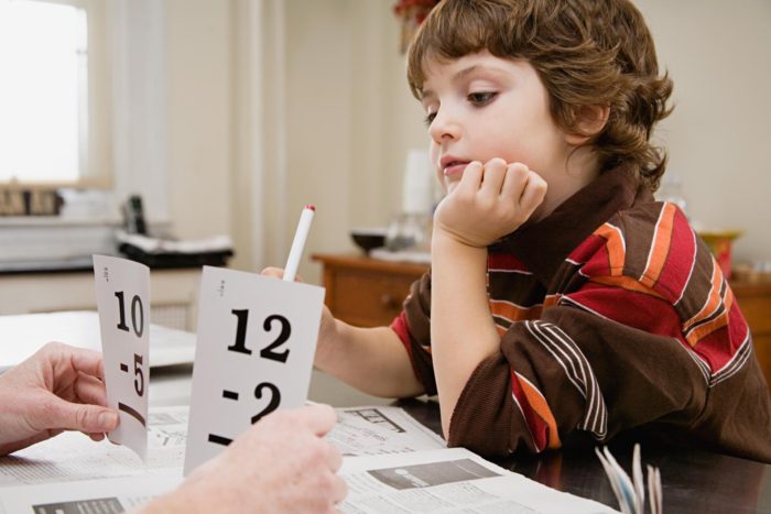 malchiku-pokazyvayut-cifry